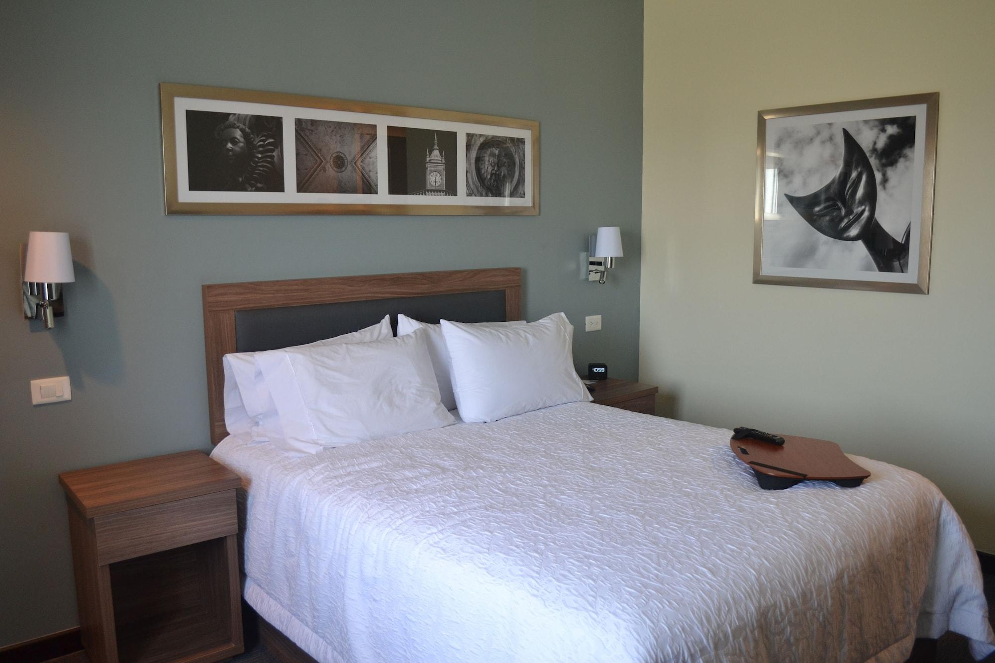 Hampton Inn&Suites by Hilton Salamanca Bajio Bagian luar foto