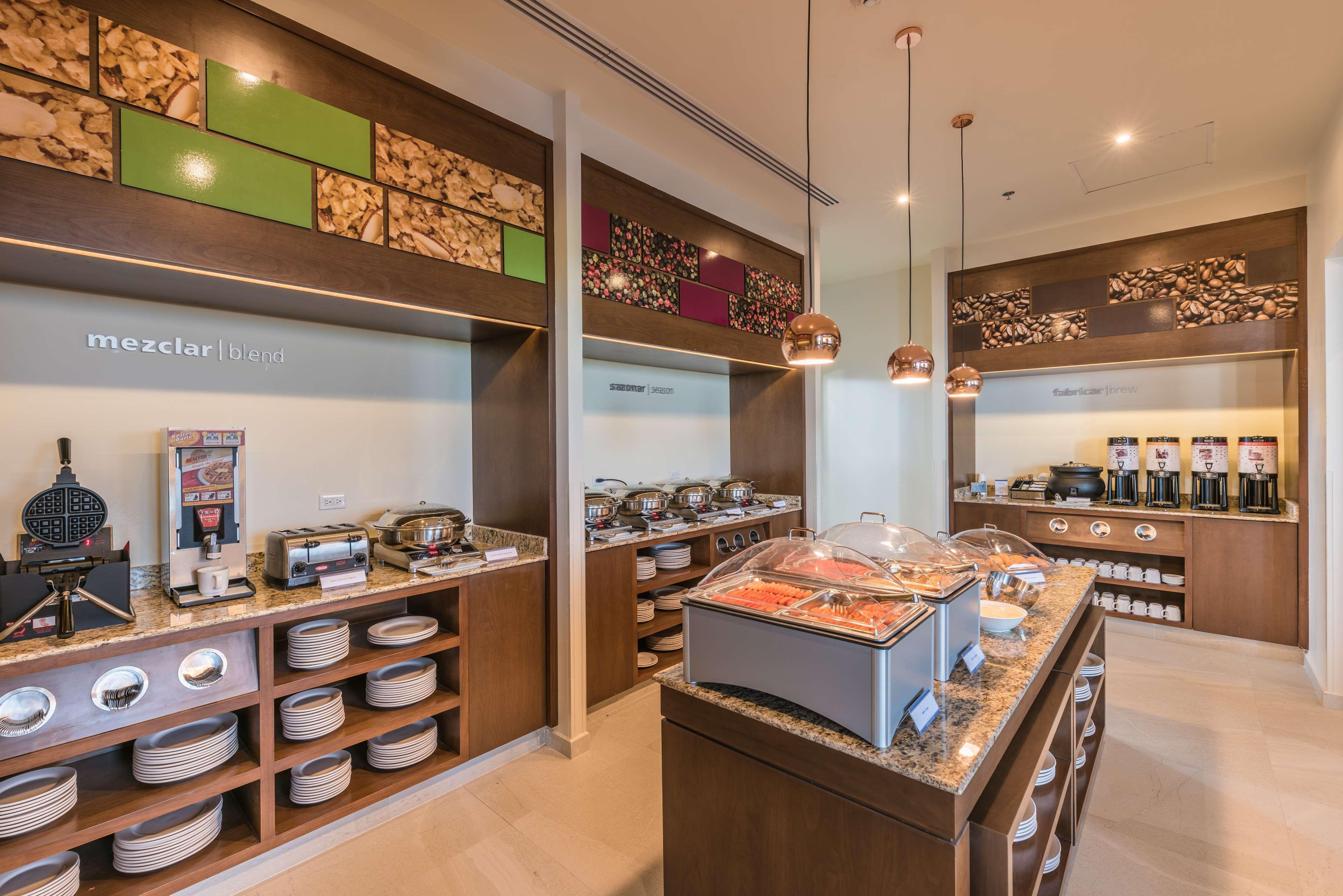 Hampton Inn&Suites by Hilton Salamanca Bajio Bagian luar foto