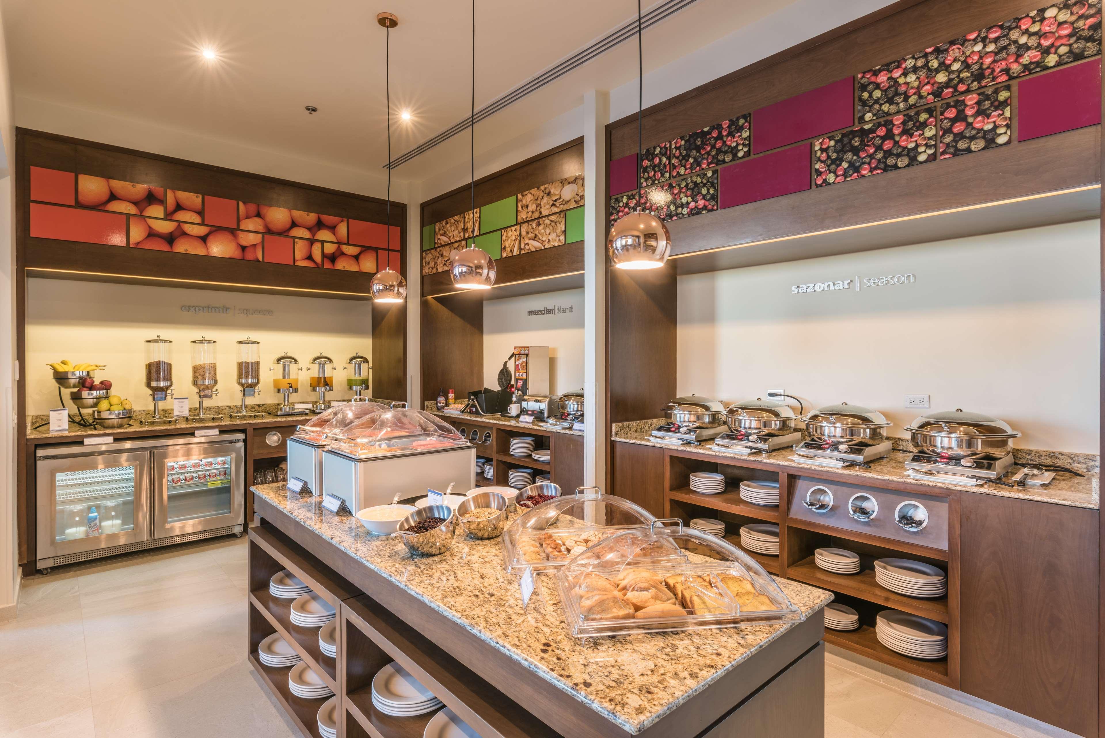 Hampton Inn&Suites by Hilton Salamanca Bajio Bagian luar foto