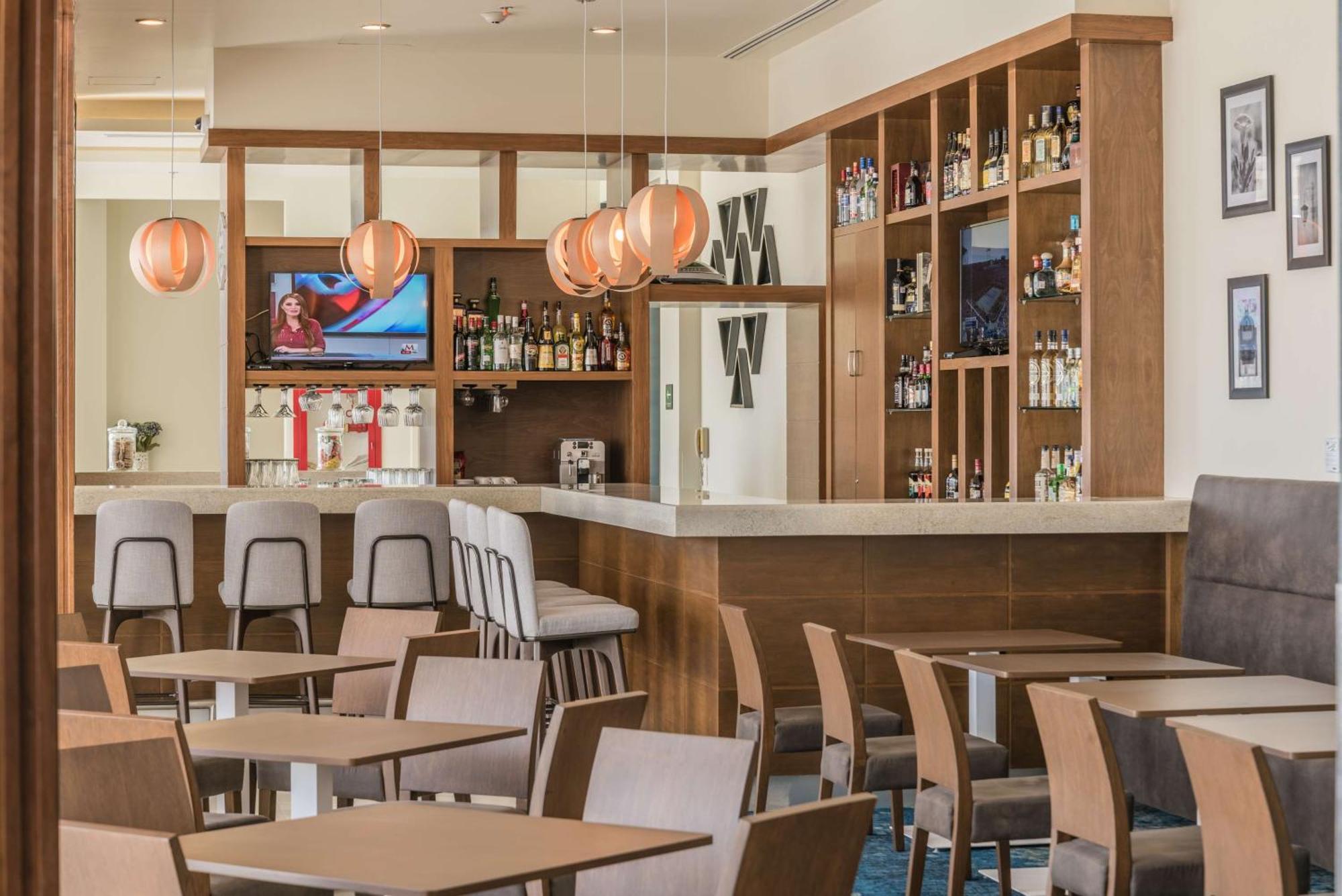 Hampton Inn&Suites by Hilton Salamanca Bajio Bagian luar foto